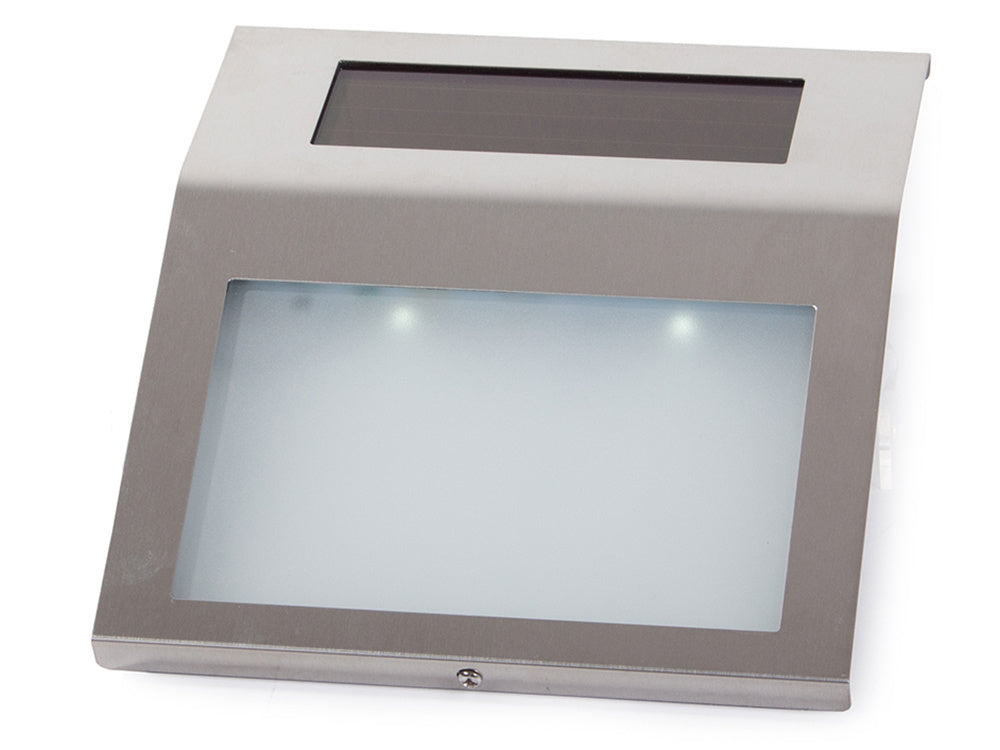 Apšviestas namo numeris saulės vadovaujama metalinė lempa