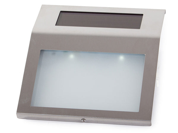 Apšviestas namo numeris saulės vadovaujama metalinė lempa