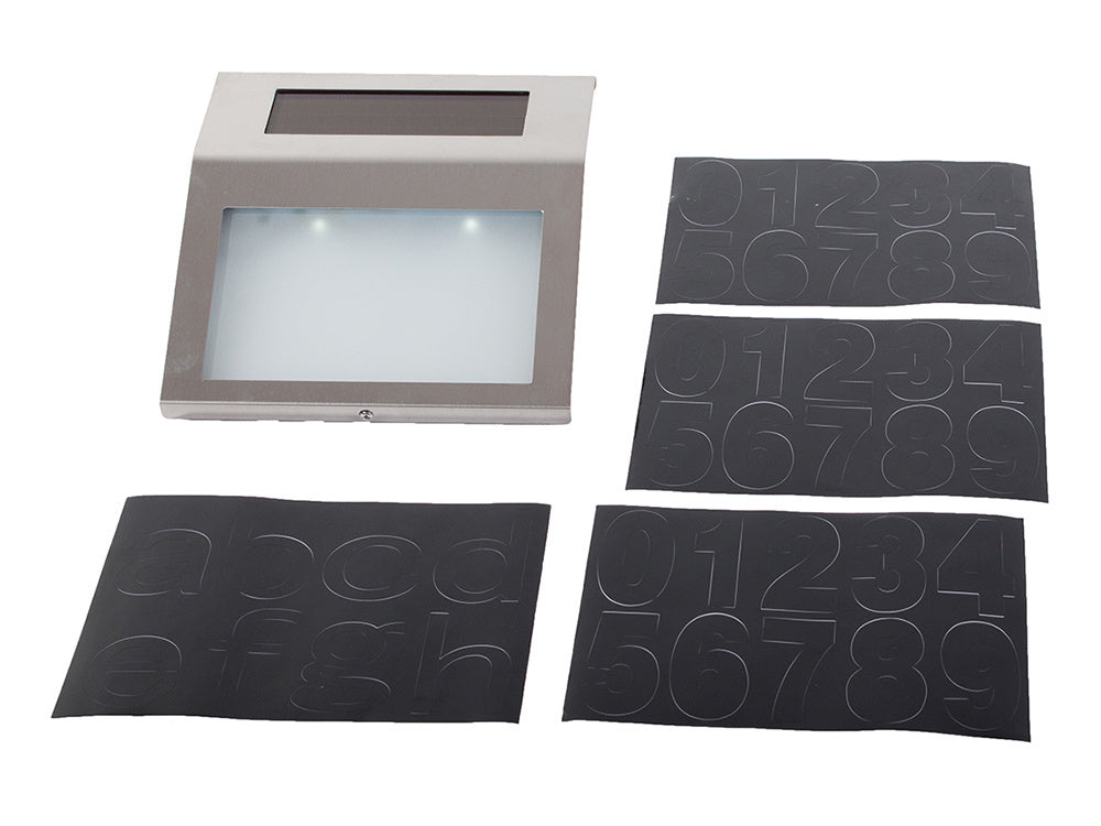 Apšviestas namo numeris saulės vadovaujama metalinė lempa