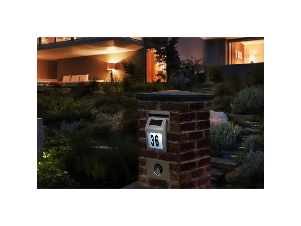 Apšviestas namo numeris saulės vadovaujama metalinė lempa