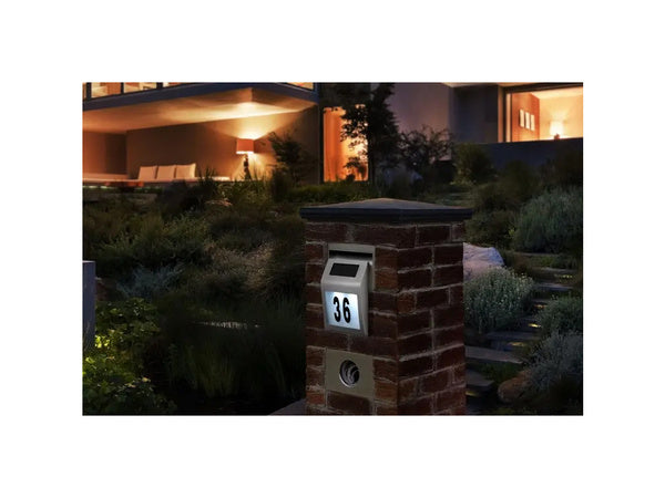 Apšviestas namo numeris saulės vadovaujama metalinė lempa