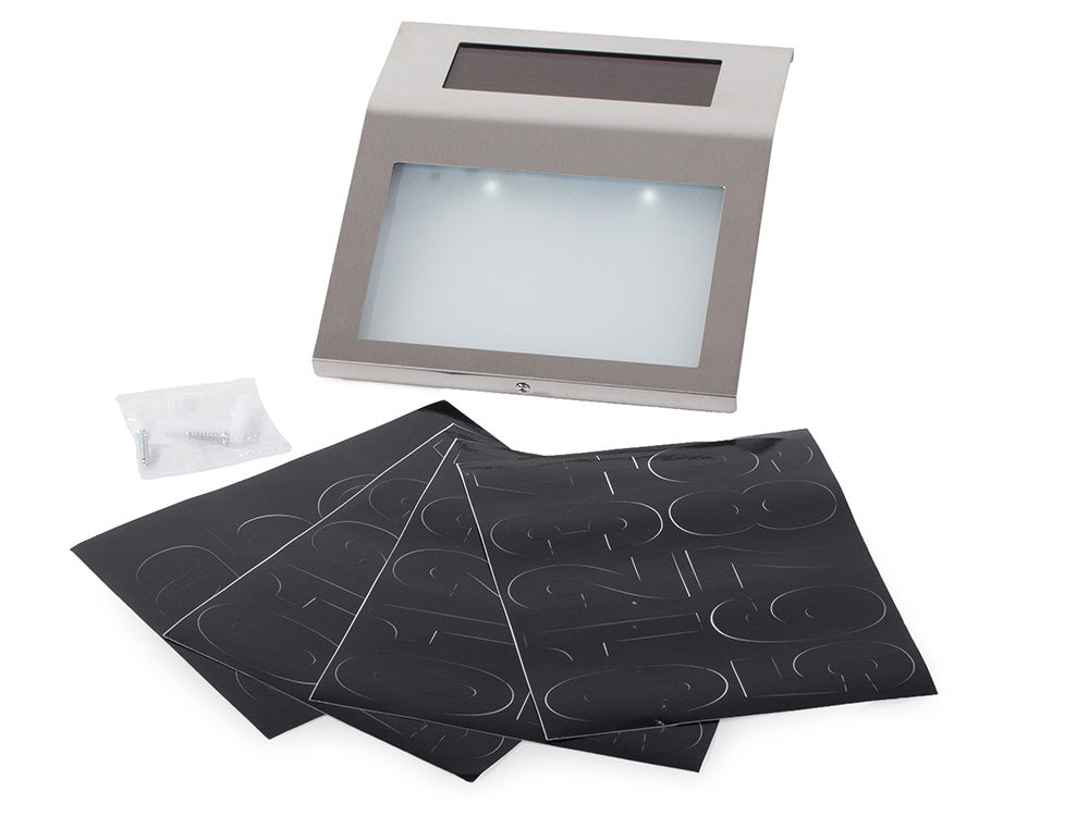 Apšviestas namo numeris saulės vadovaujama metalinė lempa