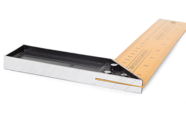 Statybinio plieno stalių kampuočiai su skale