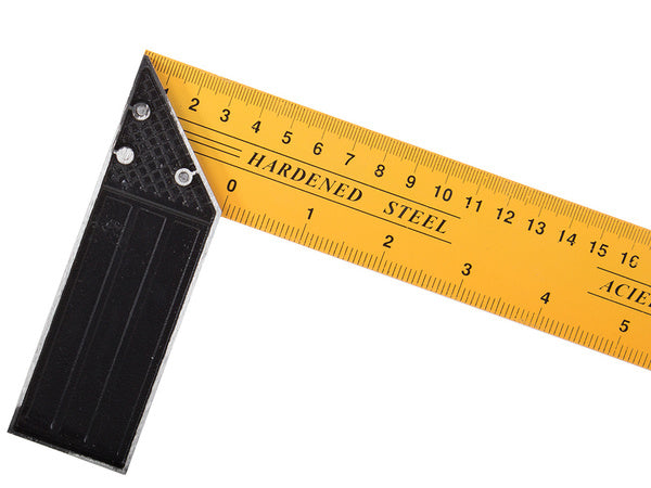 Statybinio plieno stalių kampuočiai su skale