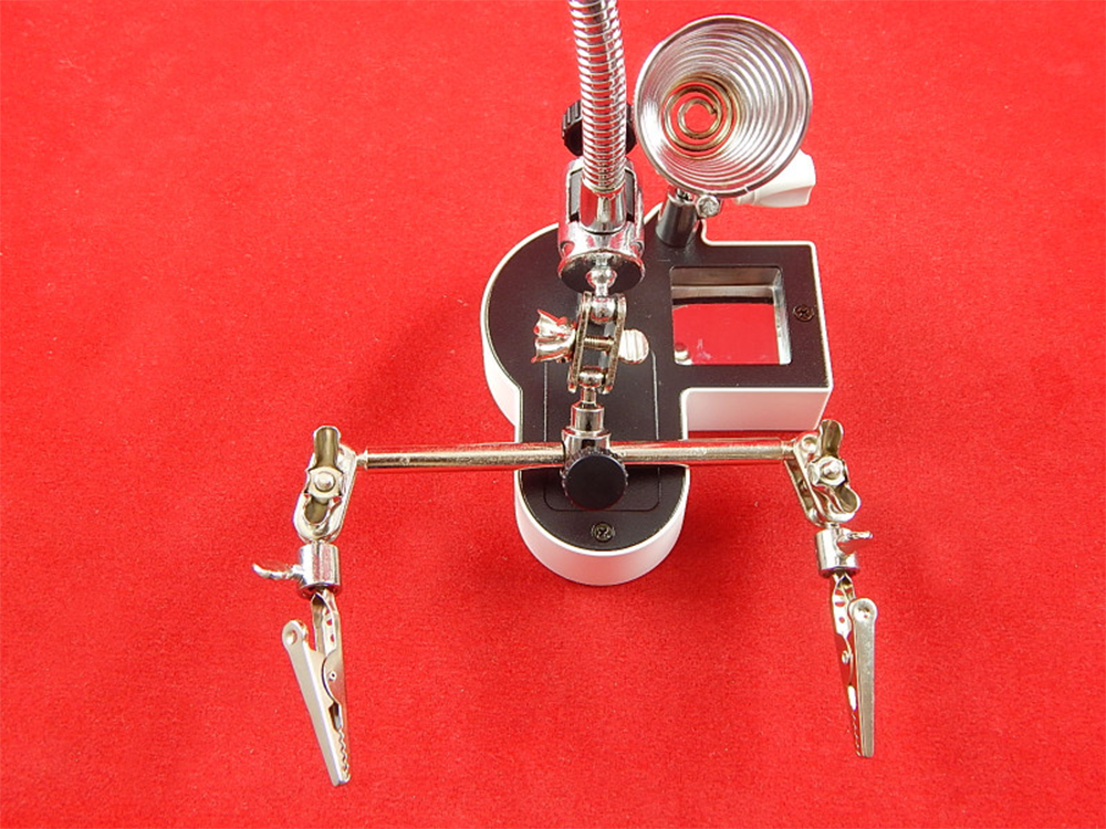 Trečiosios rankos litavimo rinkinys didinamojo stiklo laikiklis led