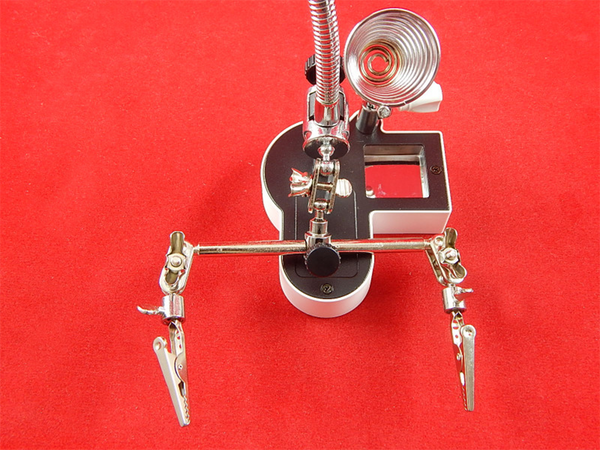 Trečiosios rankos litavimo rinkinys didinamojo stiklo laikiklis led