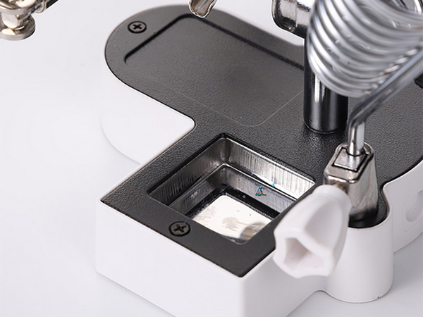 Trečiosios rankos litavimo rinkinys didinamojo stiklo laikiklis led