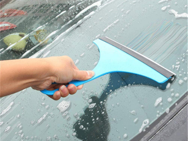 Langų valymo valytuvas su langų vandens rankena