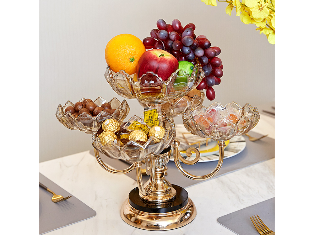 Į krūvą sukrautas torto padėklas vaisių saldumynai besisukantis padėklas