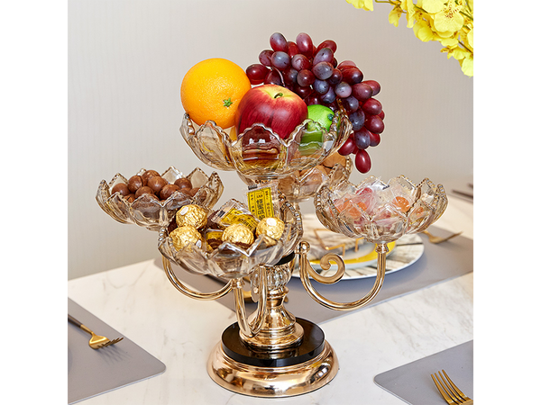 Į krūvą sukrautas torto padėklas vaisių saldumynai besisukantis padėklas