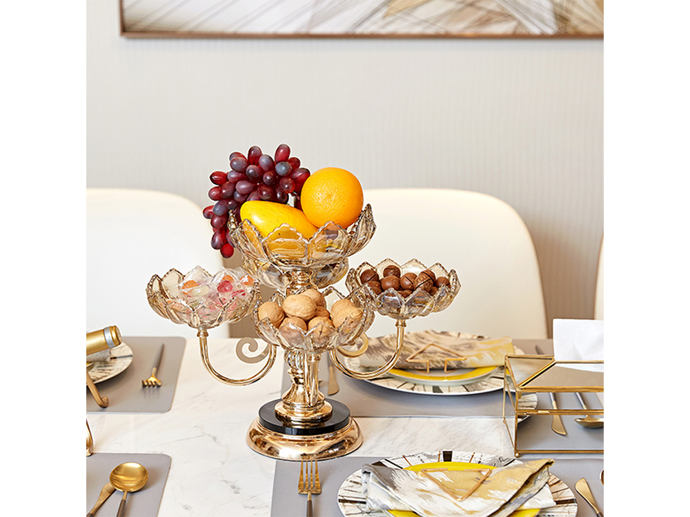 Į krūvą sukrautas torto padėklas vaisių saldumynai besisukantis padėklas