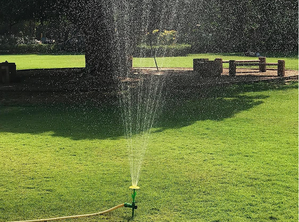 Sodo purkštuvas saulėgrąžų sodo laistytuvas