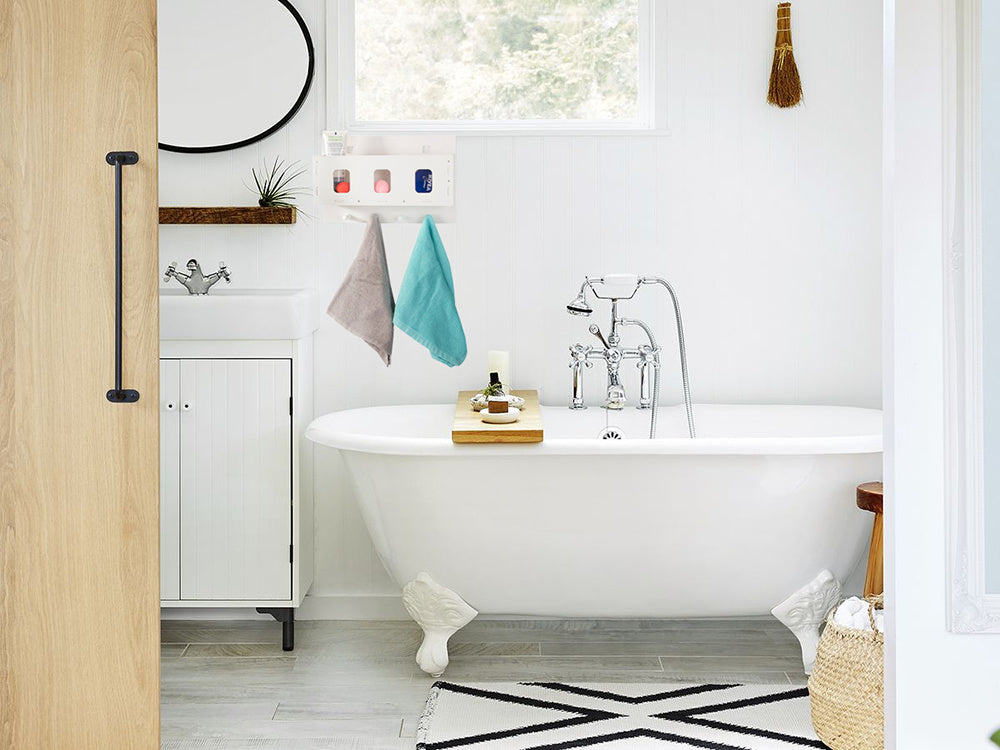 Organizatoriaus pakabinama lentyna vonios kambario spintelė