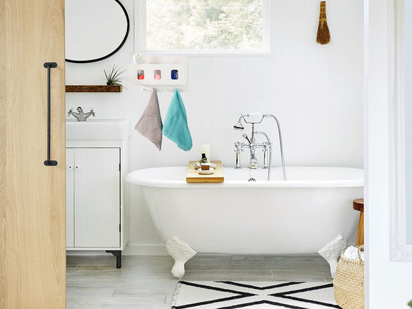 Organizatoriaus pakabinama lentyna vonios kambario spintelė