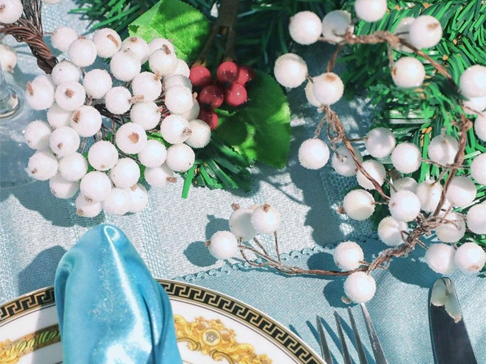 Matinė balta kalėdinė dekoracija iš šermukšnių 5 vnt.