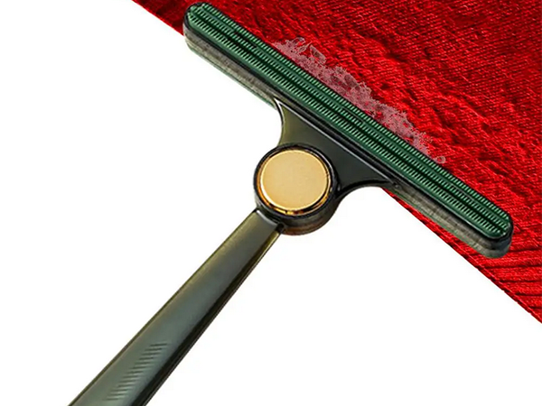 Šunų plaukų valymo nuo kilimų ir kiliminių dangų dvipusis šepetys