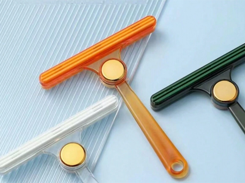 Šunų plaukų valymo nuo kilimų ir kiliminių dangų dvipusis šepetys