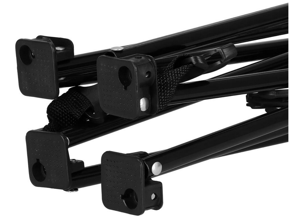 Nedidelis sulankstomas žvejybos stalas balkone, skirtas stovyklavimui po palapine