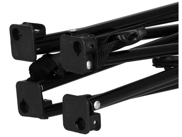 Nedidelis sulankstomas žvejybos stalas balkone, skirtas stovyklavimui po palapine