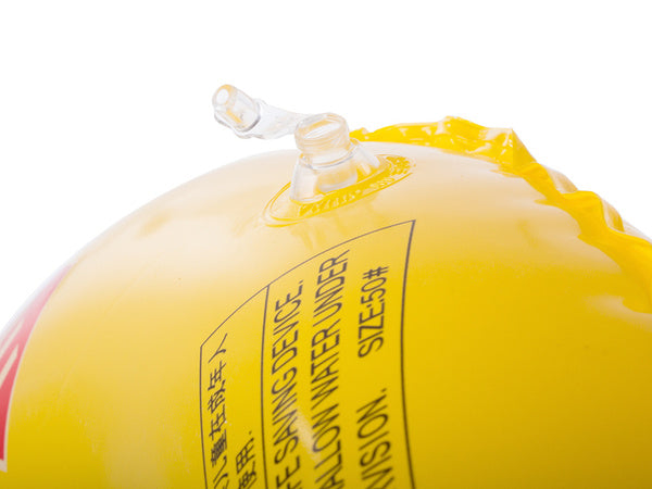 Nedidelis pripučiamas ratas, kad vaikas galėtų plaukioti baseino vandenyje.