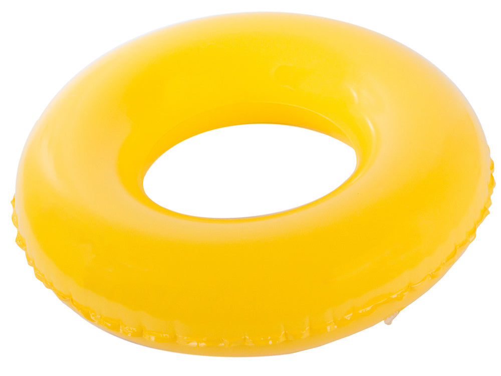 Nedidelis pripučiamas ratas, kad vaikas galėtų plaukioti baseino vandenyje.