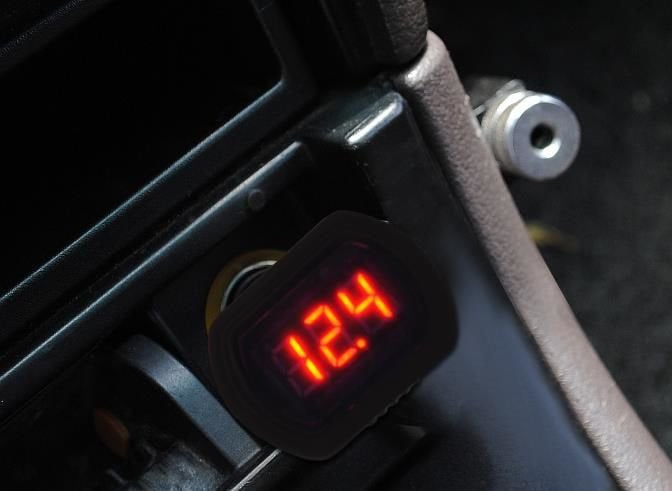 12V voltmetras