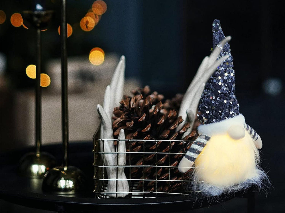 Nykštukinis nykštukas apšviestas led pilvas kalėdų nykštukas po kalėdų eglute