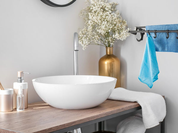 Juodos spalvos vonios kambario kabykla rankšluosčiams ir aksesuarams 40 cm be gręžimo 4 kabliukai