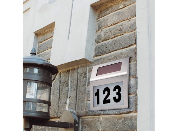 Apšviestas namo numeris saulės vadovaujama metalinė lempa
