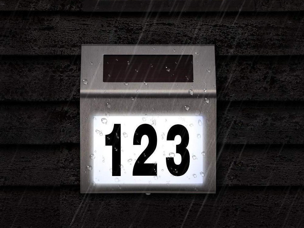 Apšviestas namo numeris saulės vadovaujama metalinė lempa