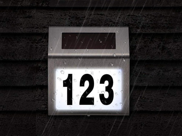 Apšviestas namo numeris saulės vadovaujama metalinė lempa