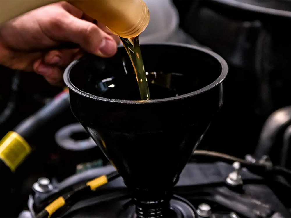 Didelis degalų piltuvas su filtru alyvos rezervuarui