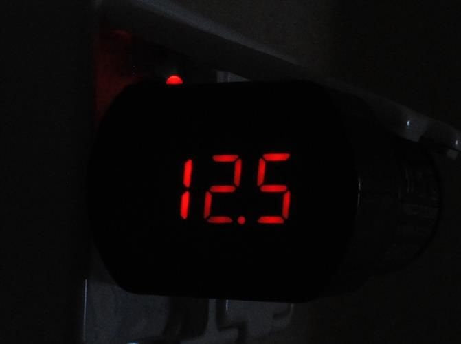 12V voltmetras