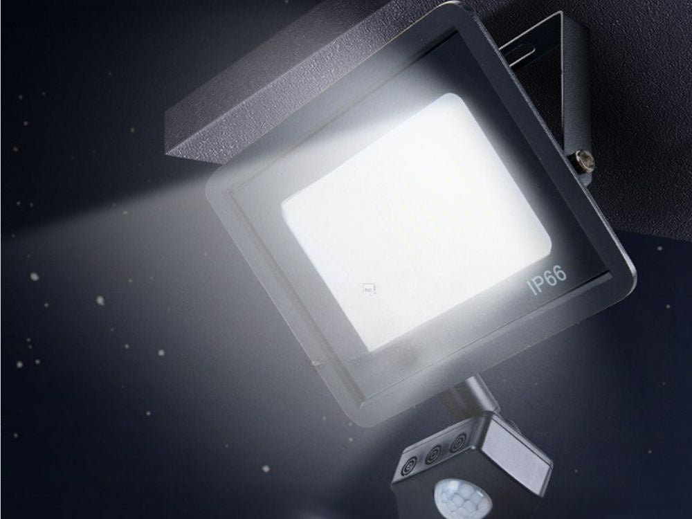 LED halogeninis prožektorius 100W su jutikliu (6000K, IP66)