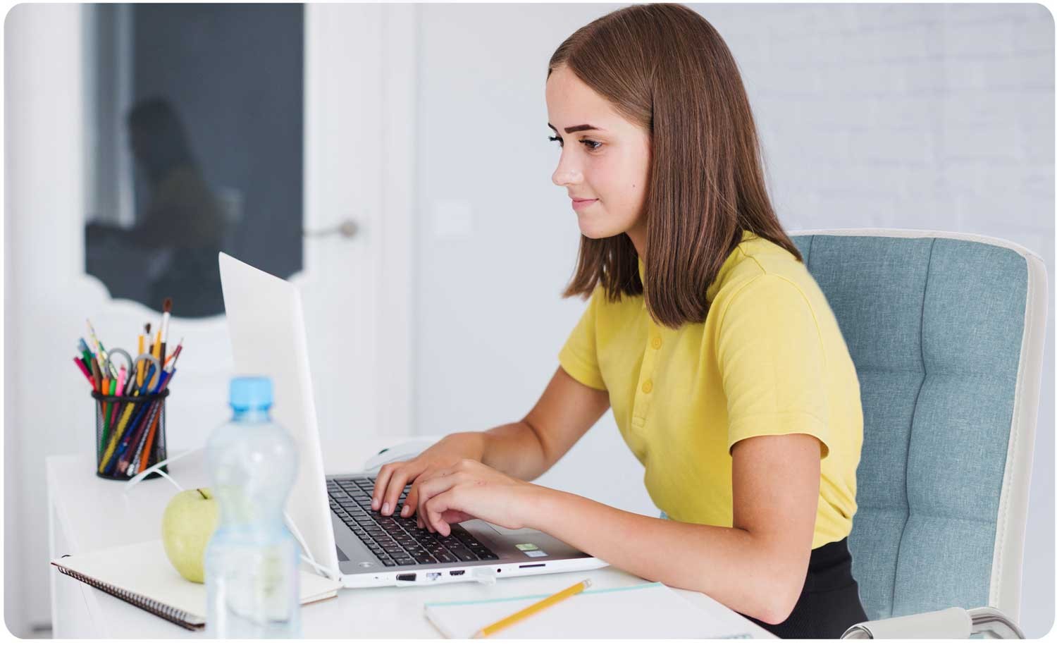 Bentono mėlynos ir baltos medžiagos biuro kėdė