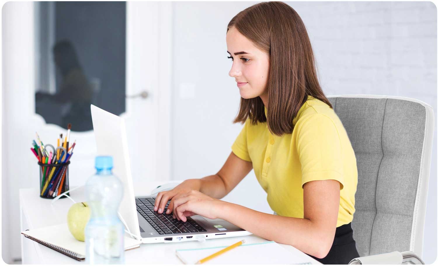 Biuro kėdė iš baltažalių medžiagų