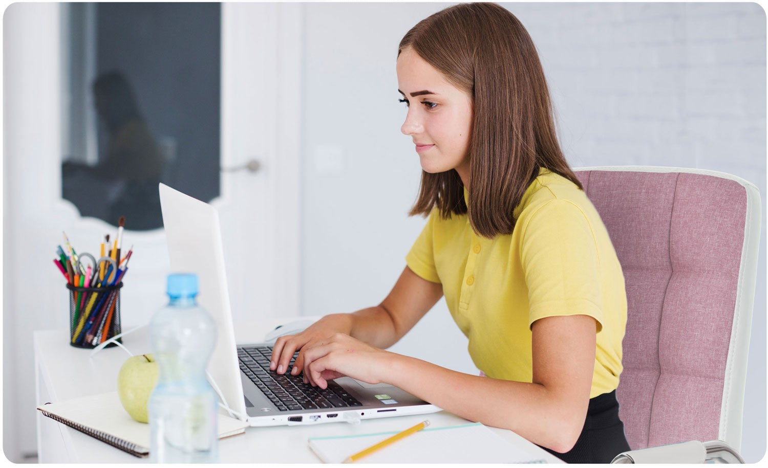 Bentono spalvos, rožinės ir baltos biuro kėdė