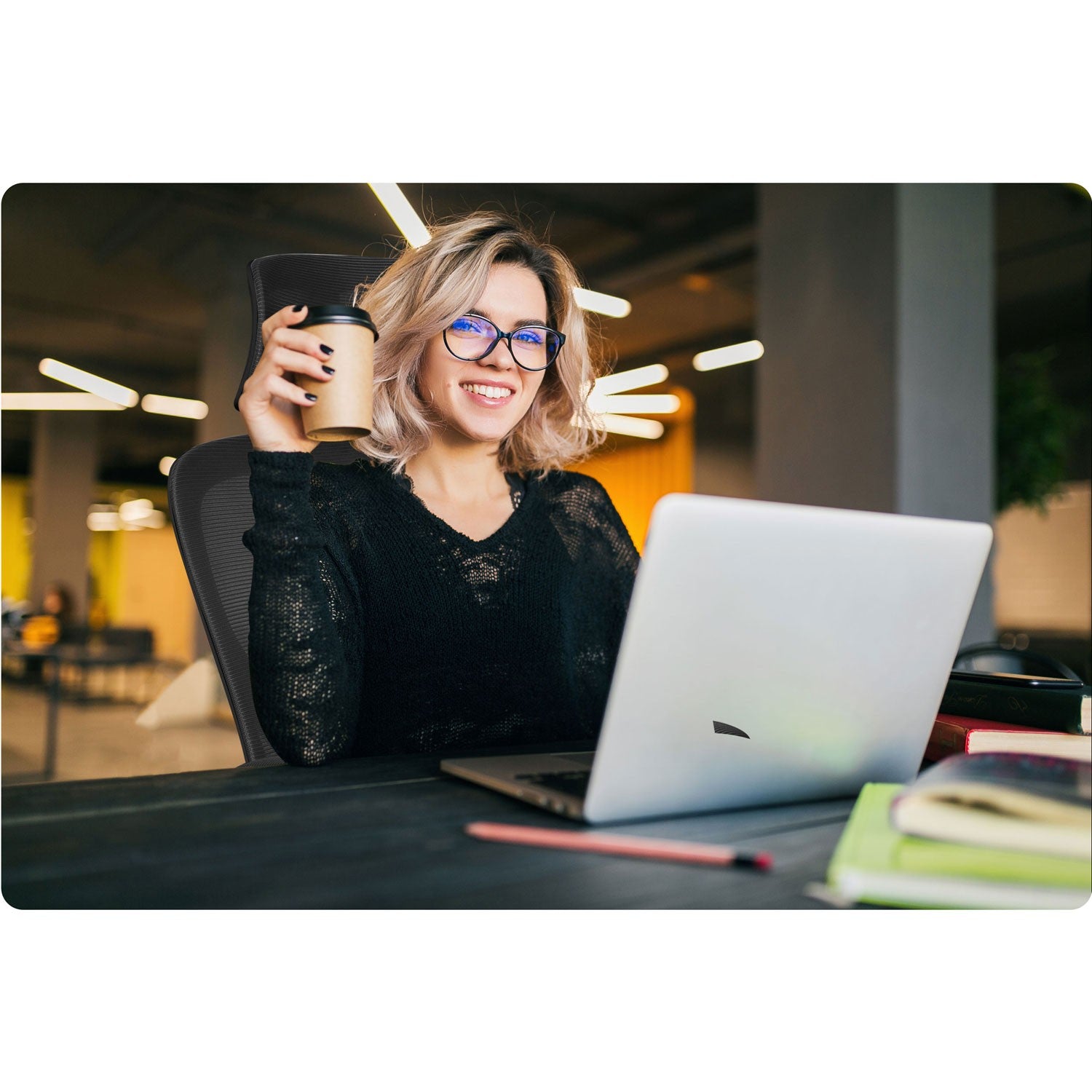 Sofotel Brass, juodas, biuro kėdė iš mikrovilkių