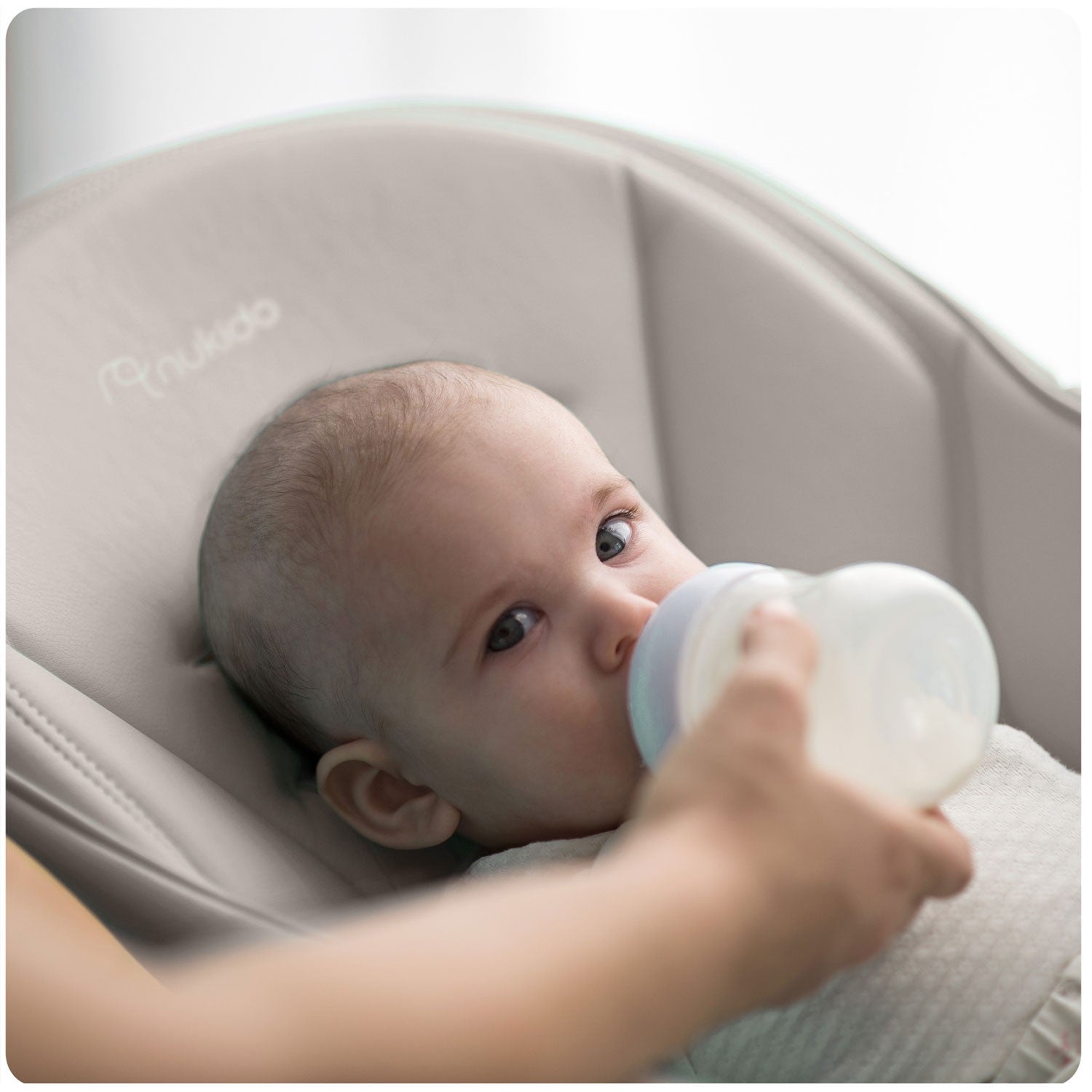 Maitinamoji kėdė su staline, Belo sieros spalvos lovelė