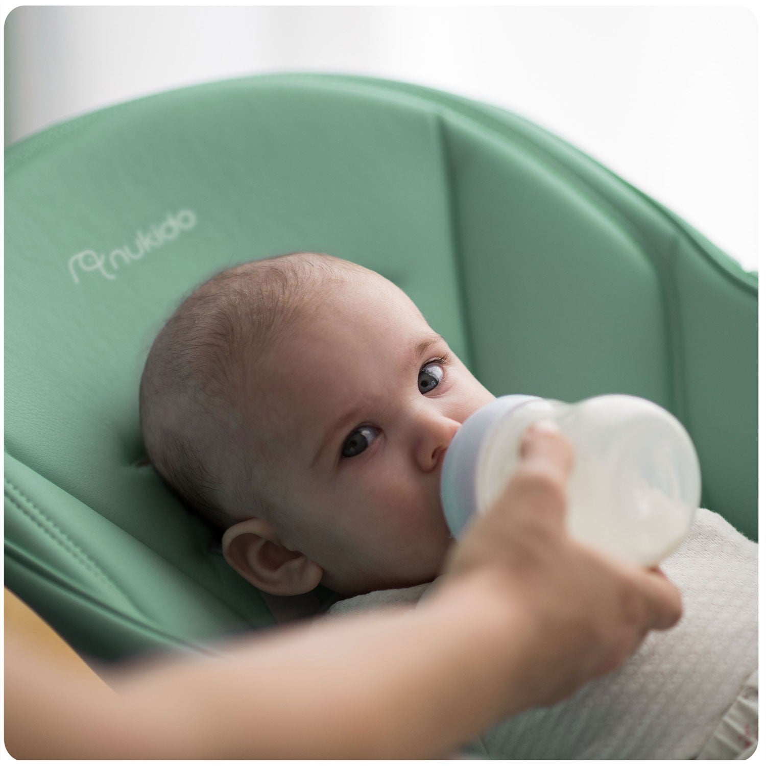 Maitinamoji kėdė su stale, Belo žalia spalva + žaislų lazdelė