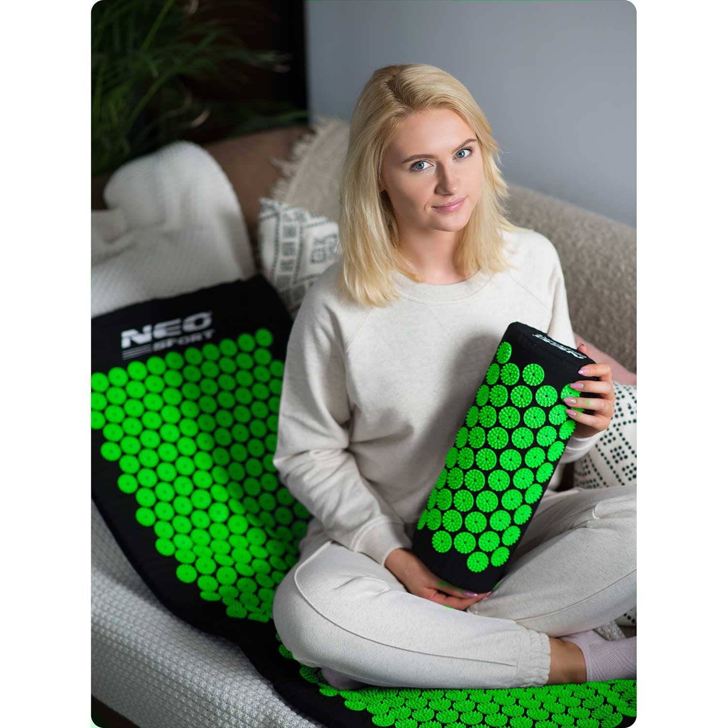 Juodai žalios spalvos Neo-Sport NS-901 spygliuočių akupresūros mata